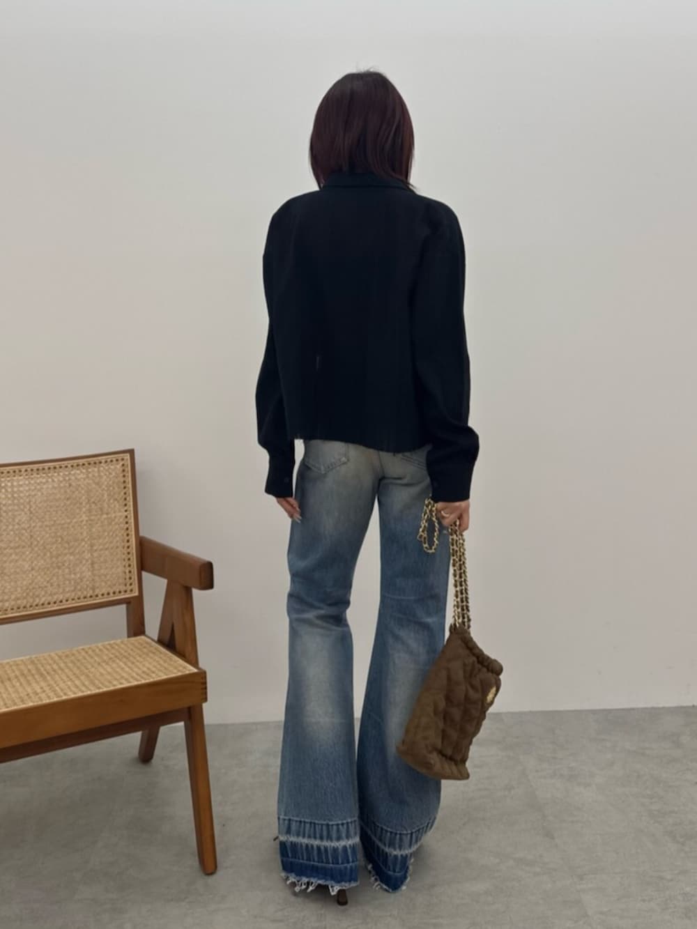 ブラウン系のサンダル、ブラウン系のハンドバッグ、ブラック系のシャツ/ブラウスを着用したレディースの冬コーディネートの3枚目の写真