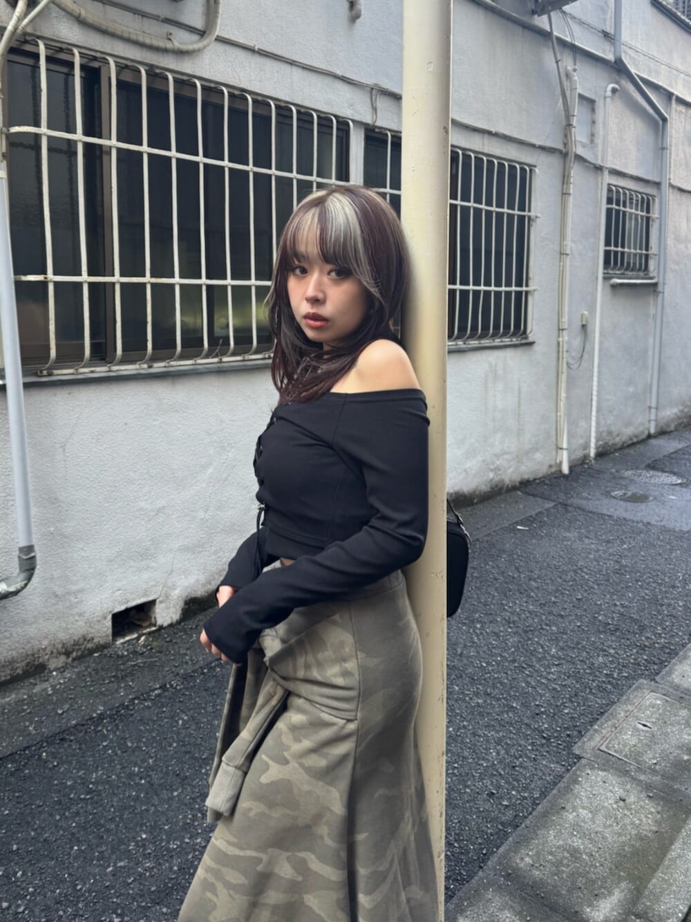 ブラック系のハンドバッグ、ブラック系のTシャツ/カットソー、その他のスカートを着用したレディースの春コーディネートの4枚目の写真