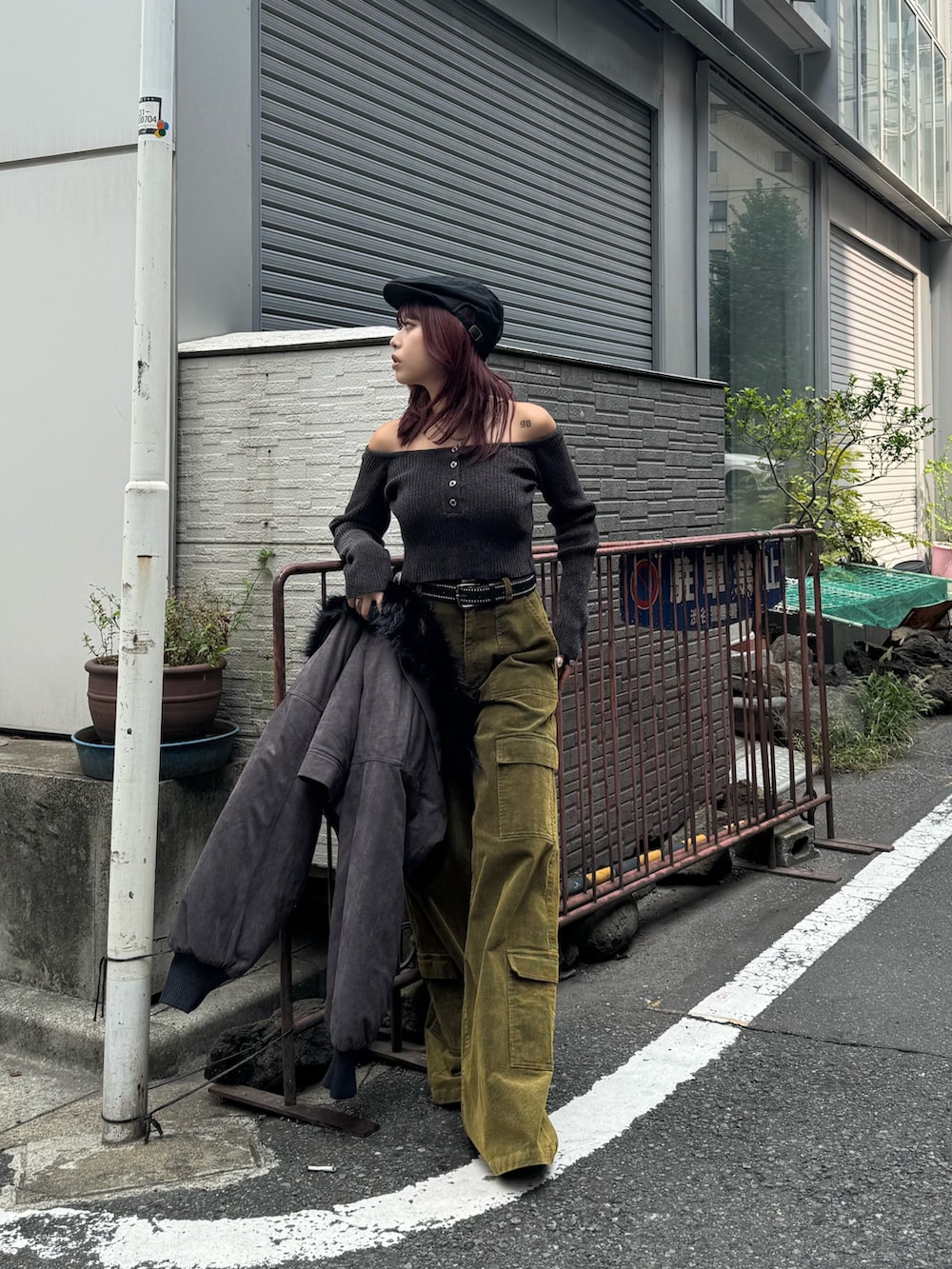 ブラック系のニット/セーター、グリーン系のその他パンツ、ブラック系のハンチング/ベレー帽を着用したレディースの秋コーディネートの2枚目の写真