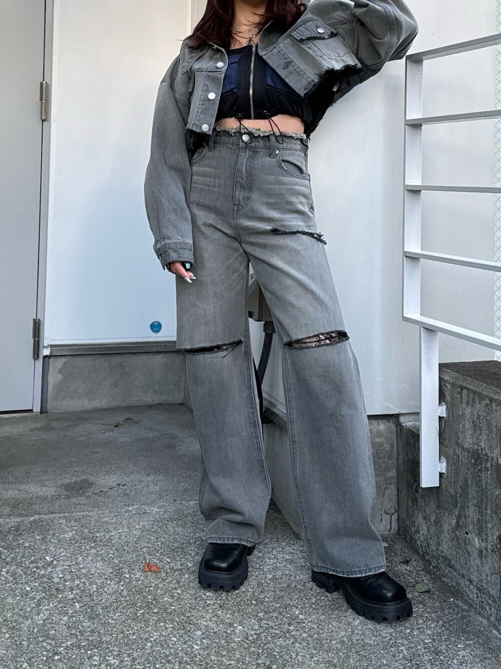 ブラック系のデニムパンツ、ブラック系のキャミソール、ブラック系のデニムジャケットを着用したレディースの冬コーディネートの2枚目の写真