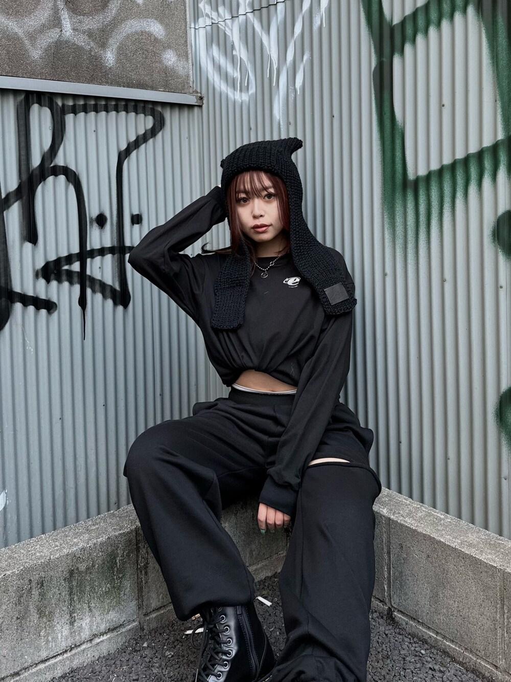 ブラック系のTシャツ/カットソー、ブラック系のスウェットパンツ、ブラック系のブーツを着用したレディースの冬コーディネートの3枚目の写真