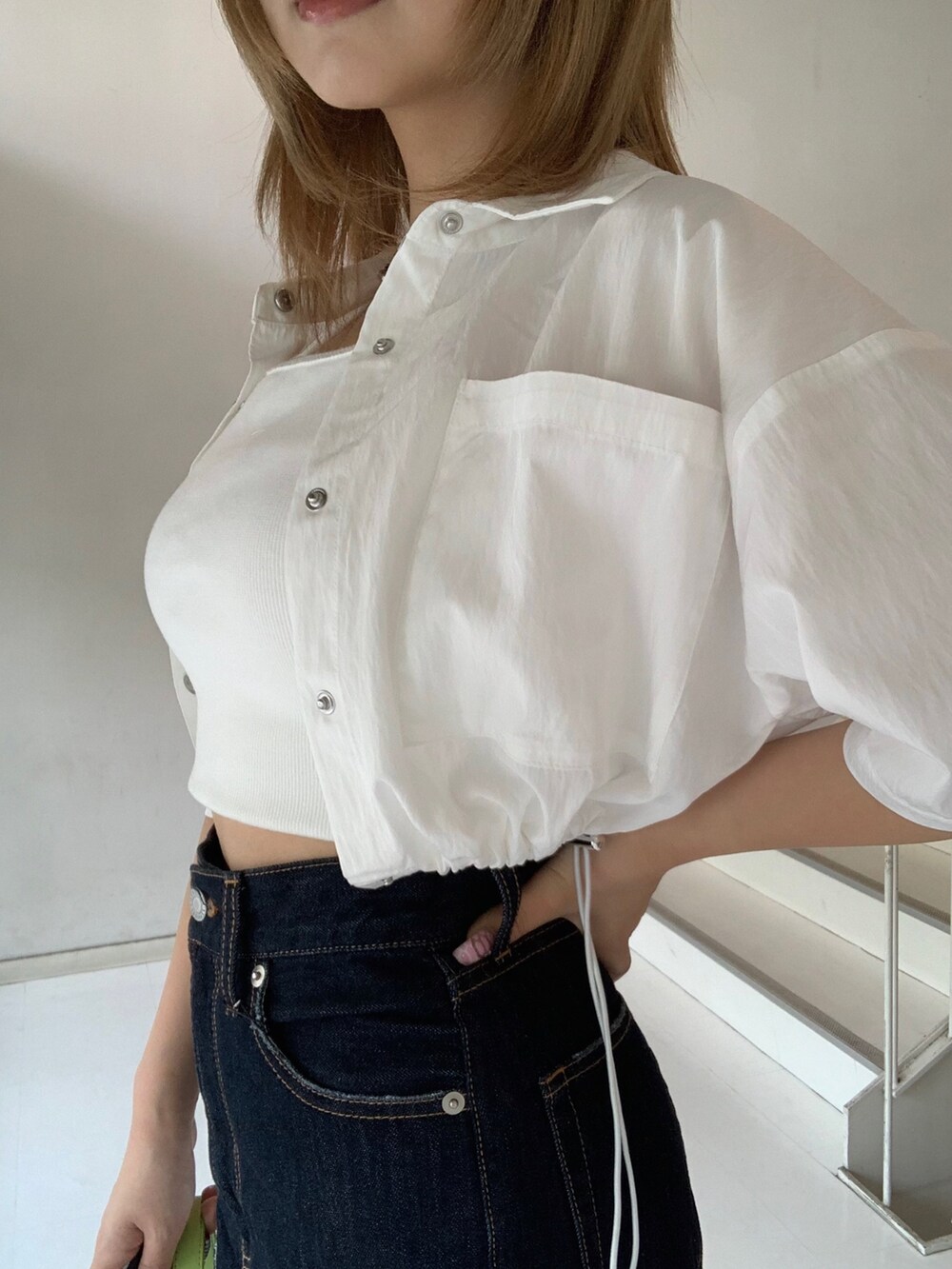 ホワイト系のサンダル、ブルー系のデニムパンツ、ホワイト系のシャツ/ブラウスを着用したレディースの夏コーディネートの4枚目の写真