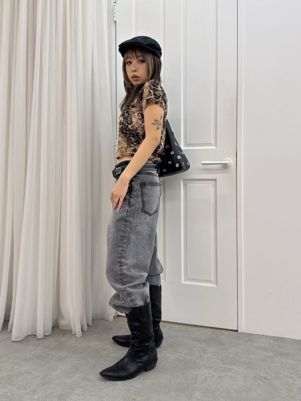 ブラック系のデニムパンツ、ブラウン系のTシャツ/カットソーを着用したレディースの夏コーディネートの2枚目の写真