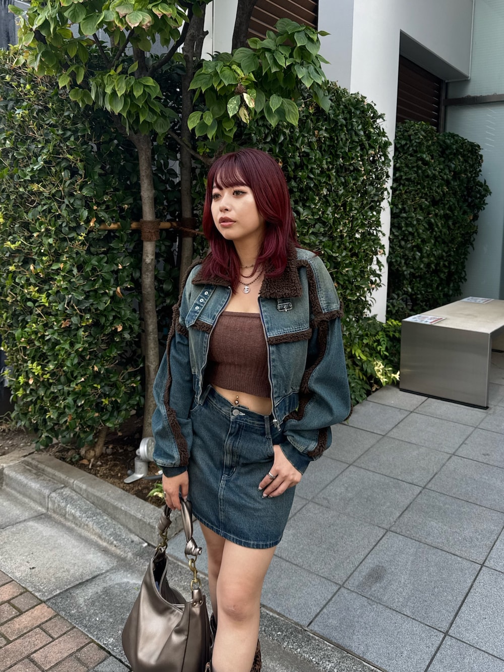 ブルー系のブルゾン、ブルー系のニット/セーター、ブルー系のデニムスカートを着用したレディースの秋コーディネートの4枚目の写真