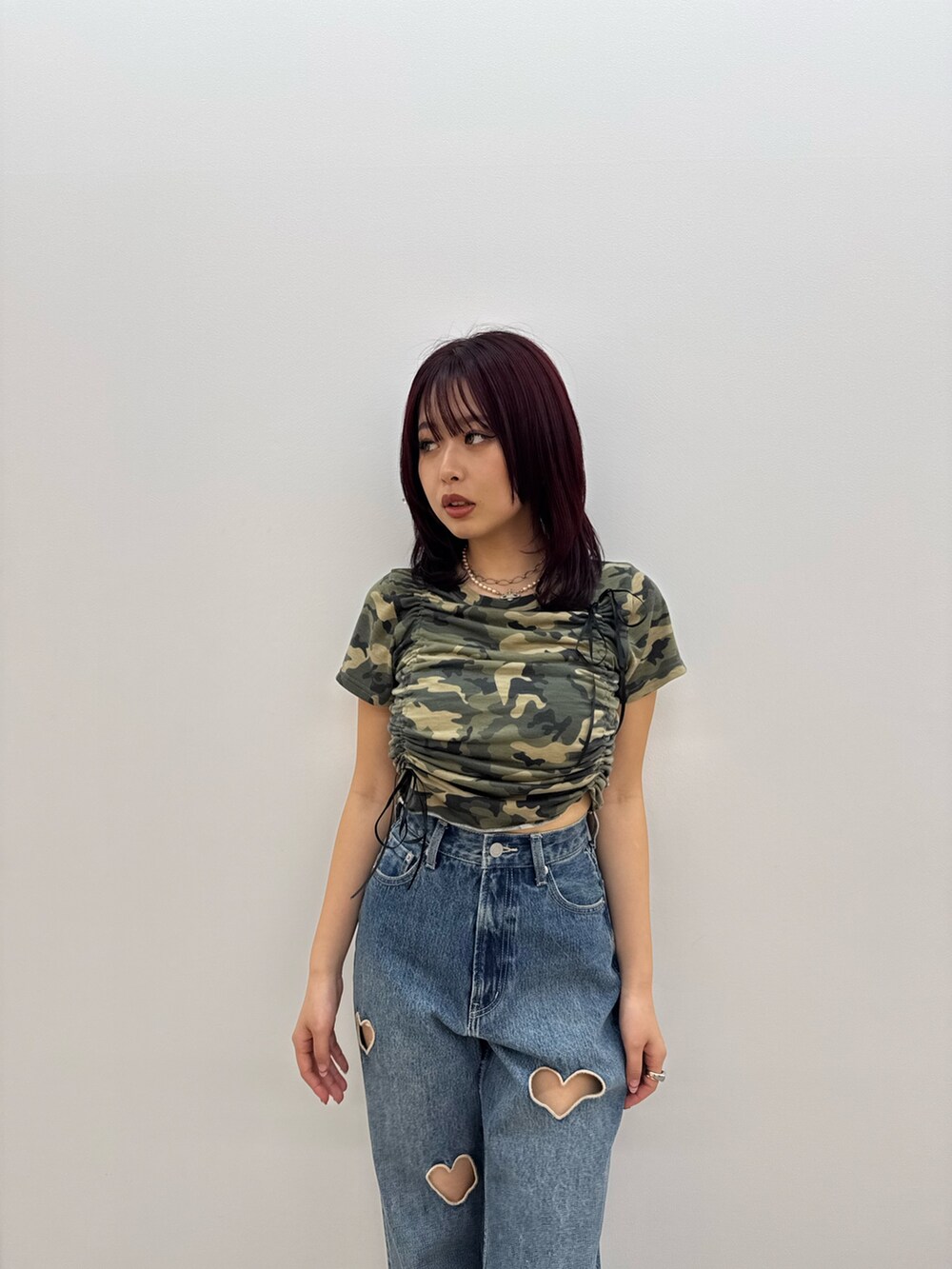 グリーン系のTシャツ/カットソー、ブルー系のデニムパンツ、シルバー系のパンプスを着用したレディースの春コーディネートの4枚目の写真