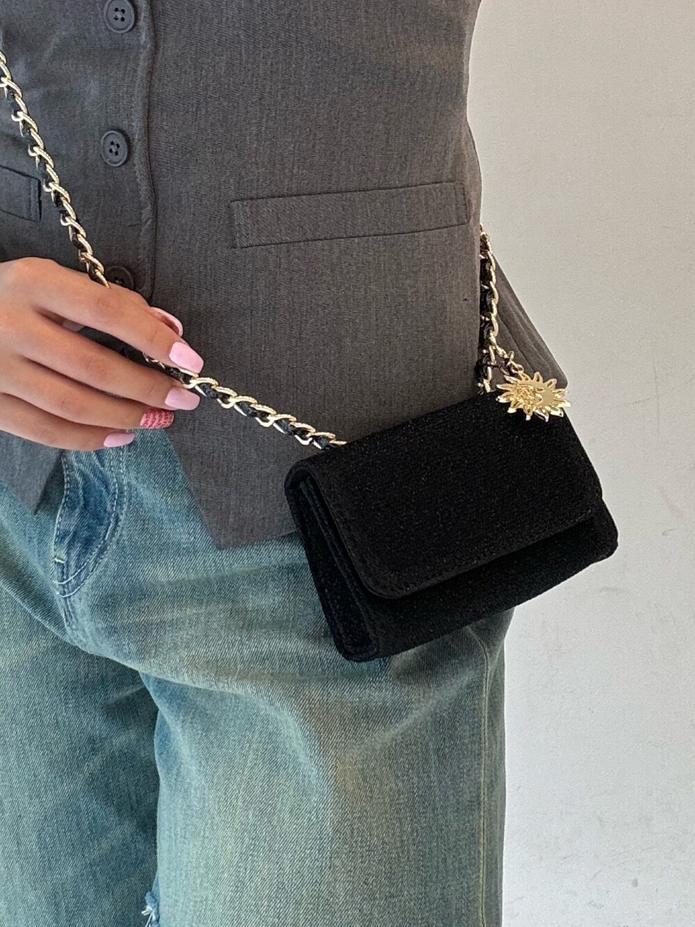 グレー系のキャミソール、ブラック系のブーツ、ブラック系のショルダーバッグを着用したレディースの春コーディネートの7枚目の写真