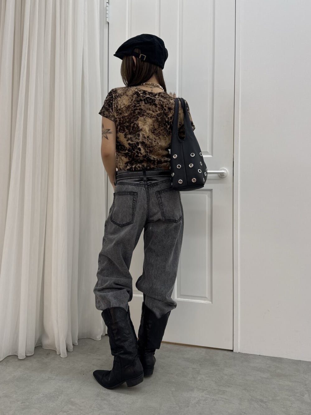 ブラック系のデニムパンツ、ブラウン系のTシャツ/カットソーを着用したレディースの夏コーディネートの3枚目の写真