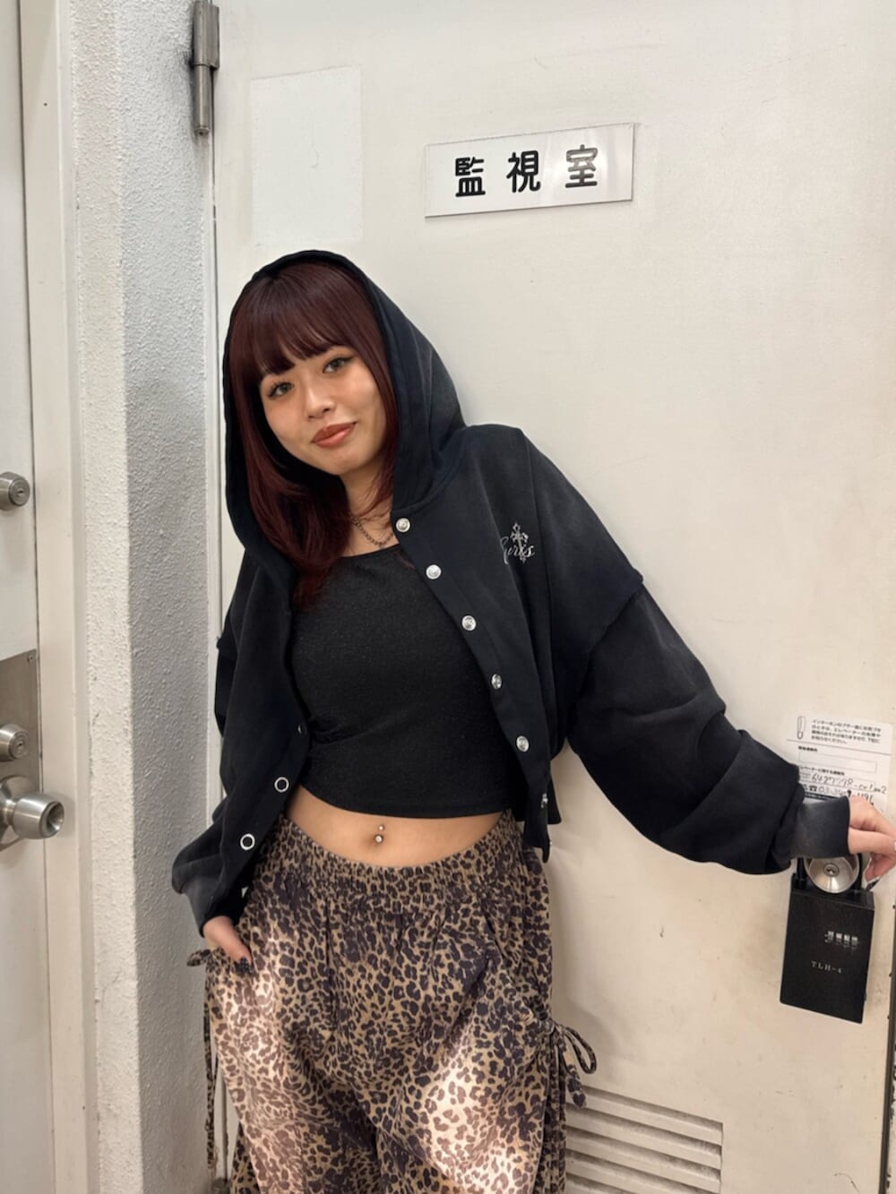 ブラック系のパーカー、ブラック系のサンダルを着用したレディースの春コーディネートの4枚目の写真