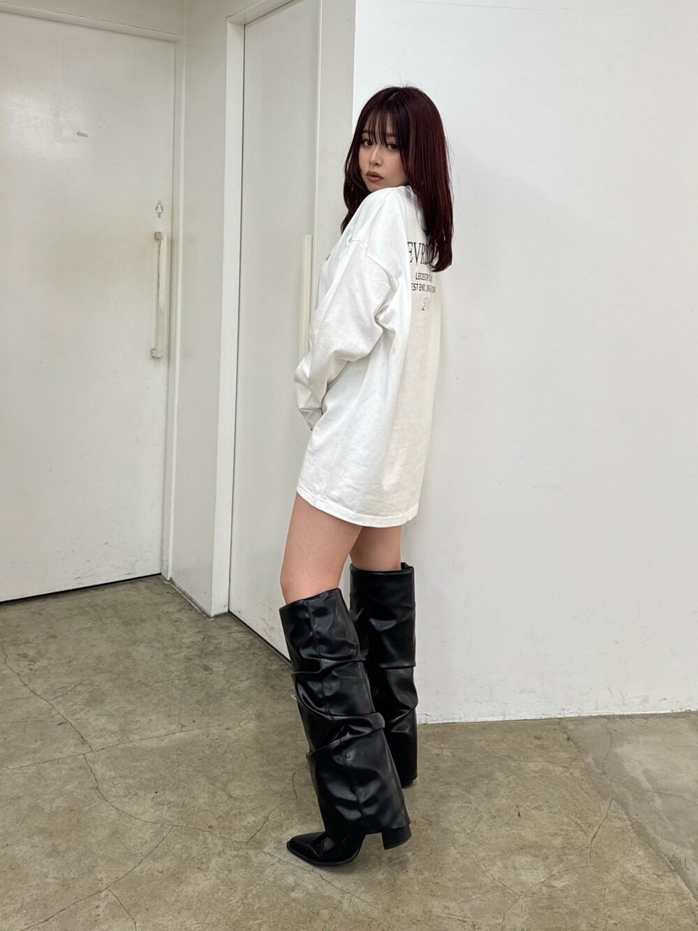 ホワイト系のTシャツ/カットソー、ブラック系のブーツを着用したレディースの冬コーディネートの3枚目の写真