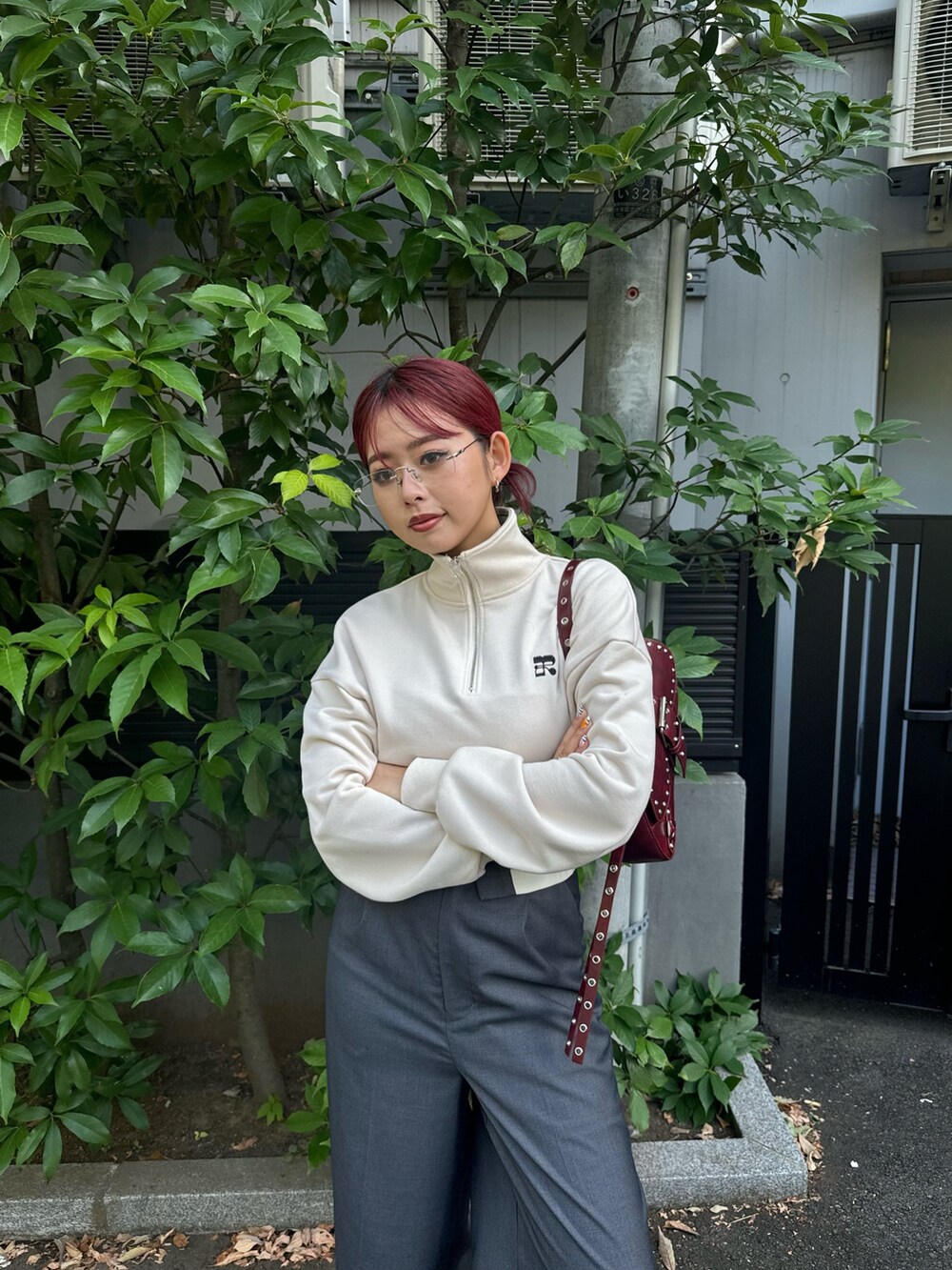 ホワイト系のスウェット、グレー系のその他パンツを着用したレディースの夏コーディネートの2枚目の写真