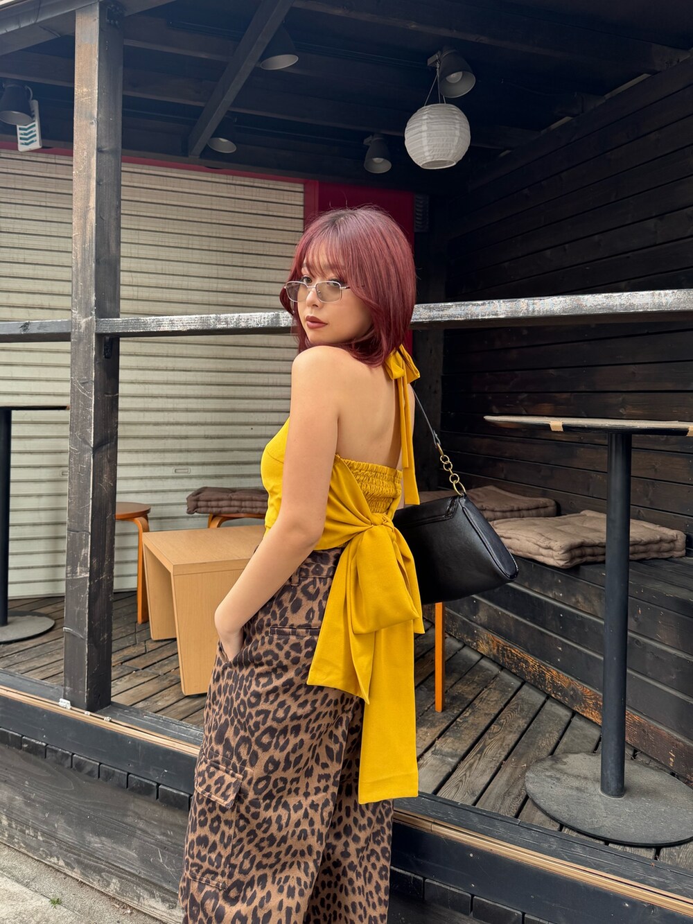 その他のその他パンツ、イエロー系のTシャツ/カットソー、ブラック系のハンドバッグを着用したレディースの春コーディネートの3枚目の写真