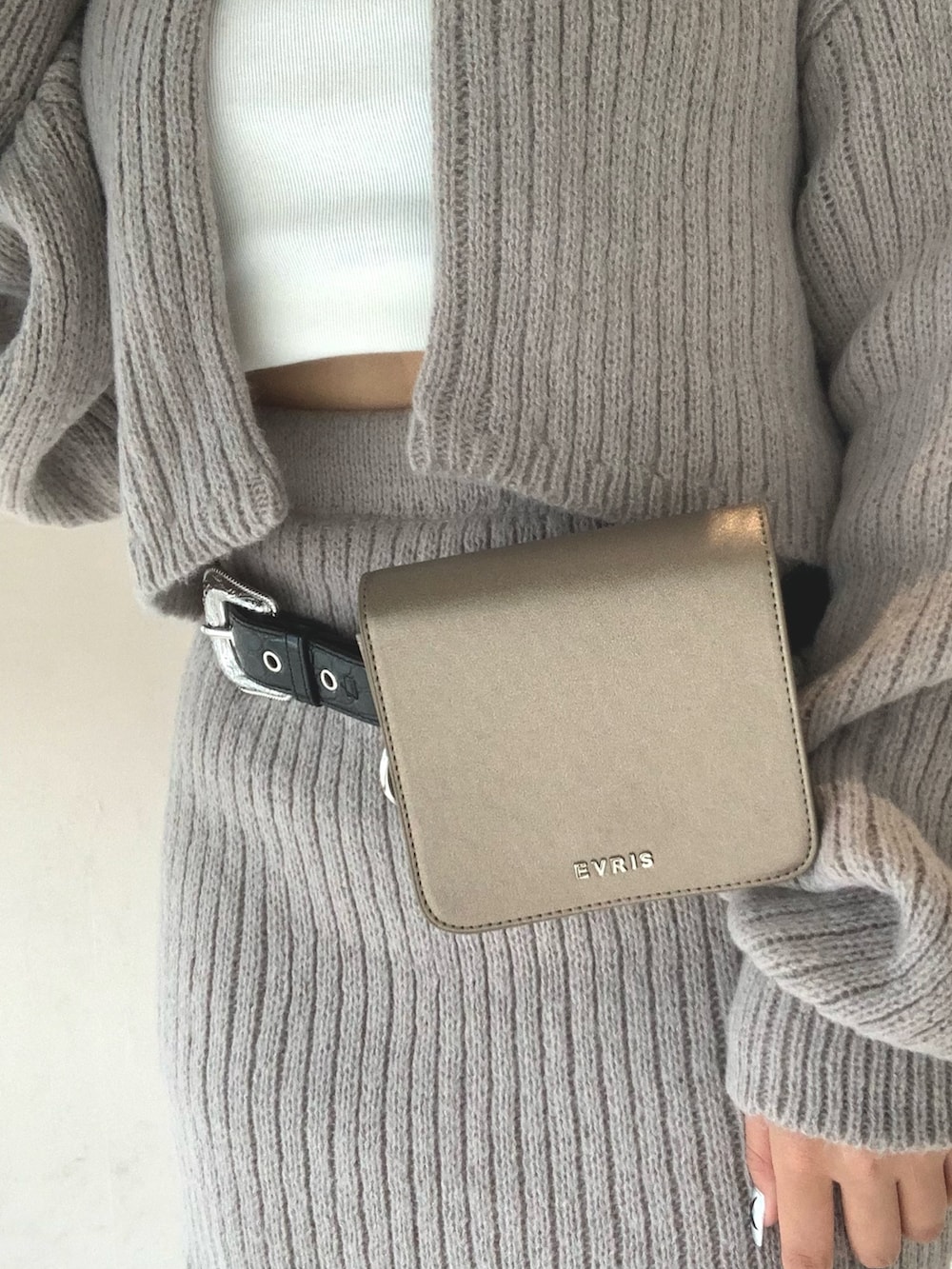 グレー系のスカート、ホワイト系のTシャツ/カットソー、グレー系のカーディガン/ボレロを着用したレディースの秋コーディネートの6枚目の写真