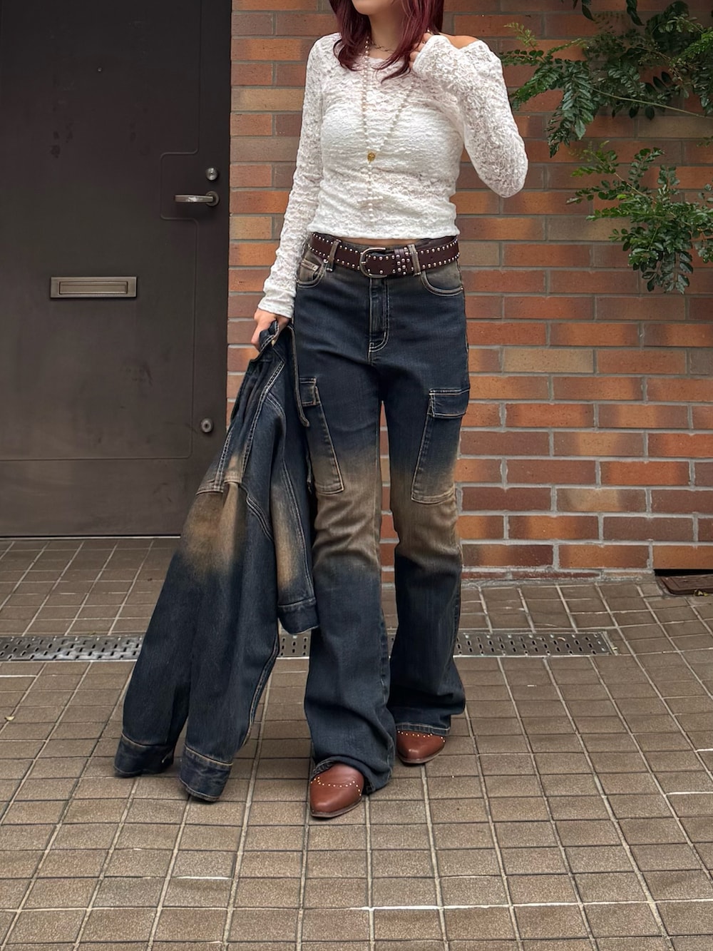 ホワイト系のTシャツ/カットソー、ブルー系のデニムジャケット、ブルー系のデニムパンツを着用したレディースの夏コーディネートの2枚目の写真