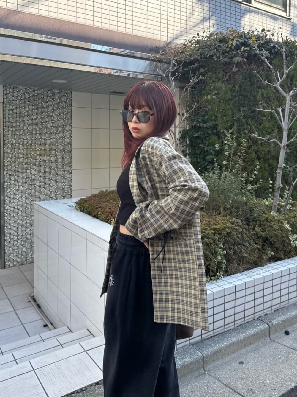 ブラウン系のボストンバッグ、その他のテーラードジャケット、ブラック系のスウェットパンツを着用したレディースの春コーディネートの4枚目の写真