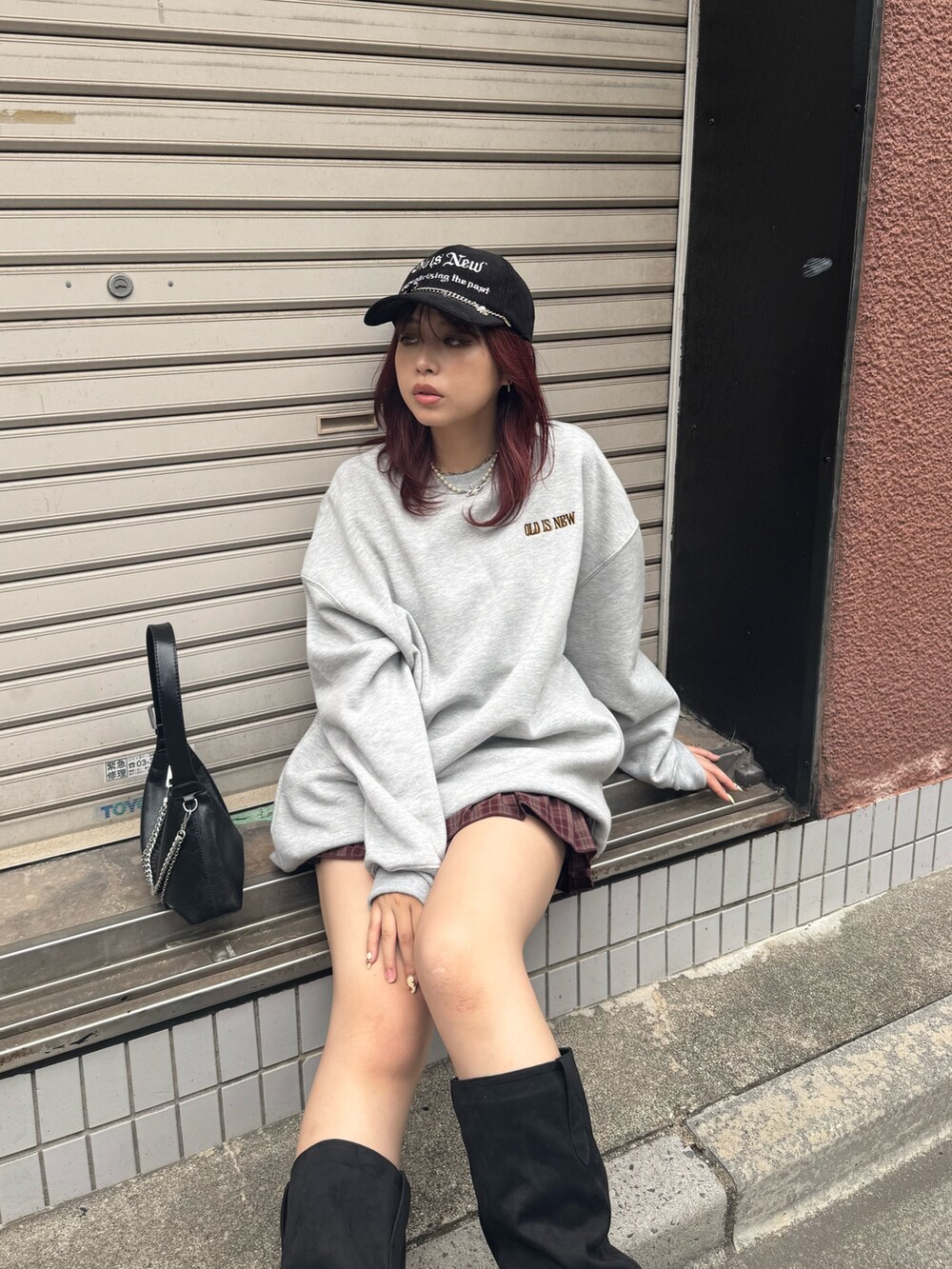 グレー系のスウェット、ブラック系のブーツを着用したレディースの夏コーディネートの3枚目の写真