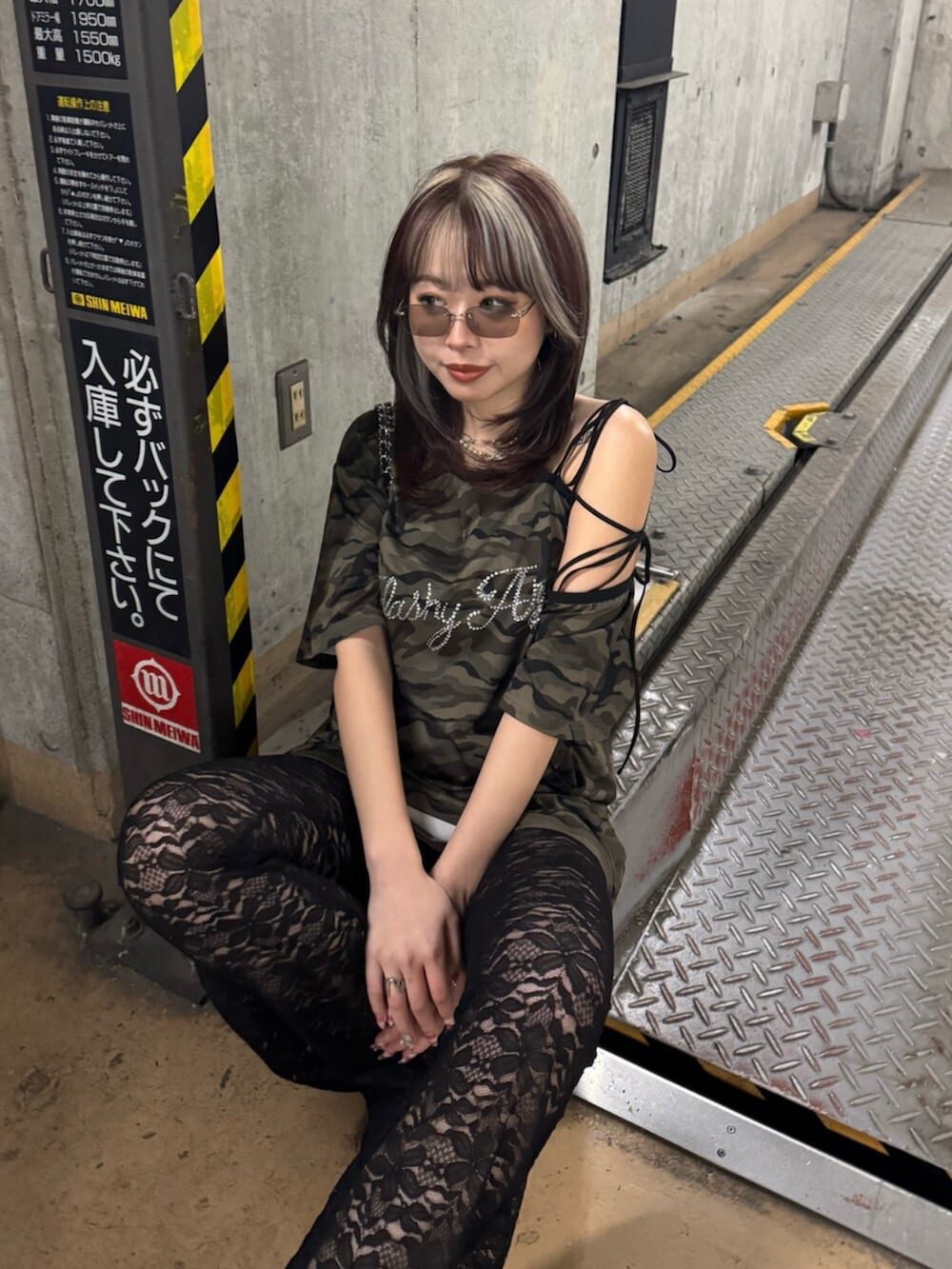 グリーン系のTシャツ/カットソー、ブラック系のその他パンツ、ブラック系のサンダルを着用したレディースの春コーディネートの4枚目の写真