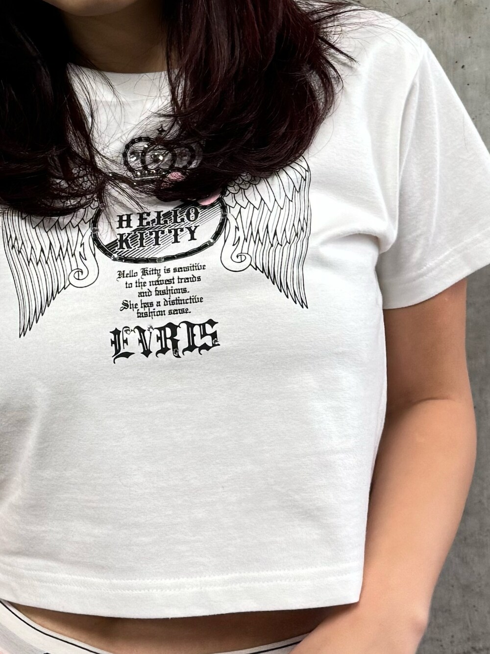 ホワイト系のTシャツ/カットソー、ピンク系のスウェットパンツ、シルバー系のスニーカーを着用したレディースの春コーディネートの2枚目の写真