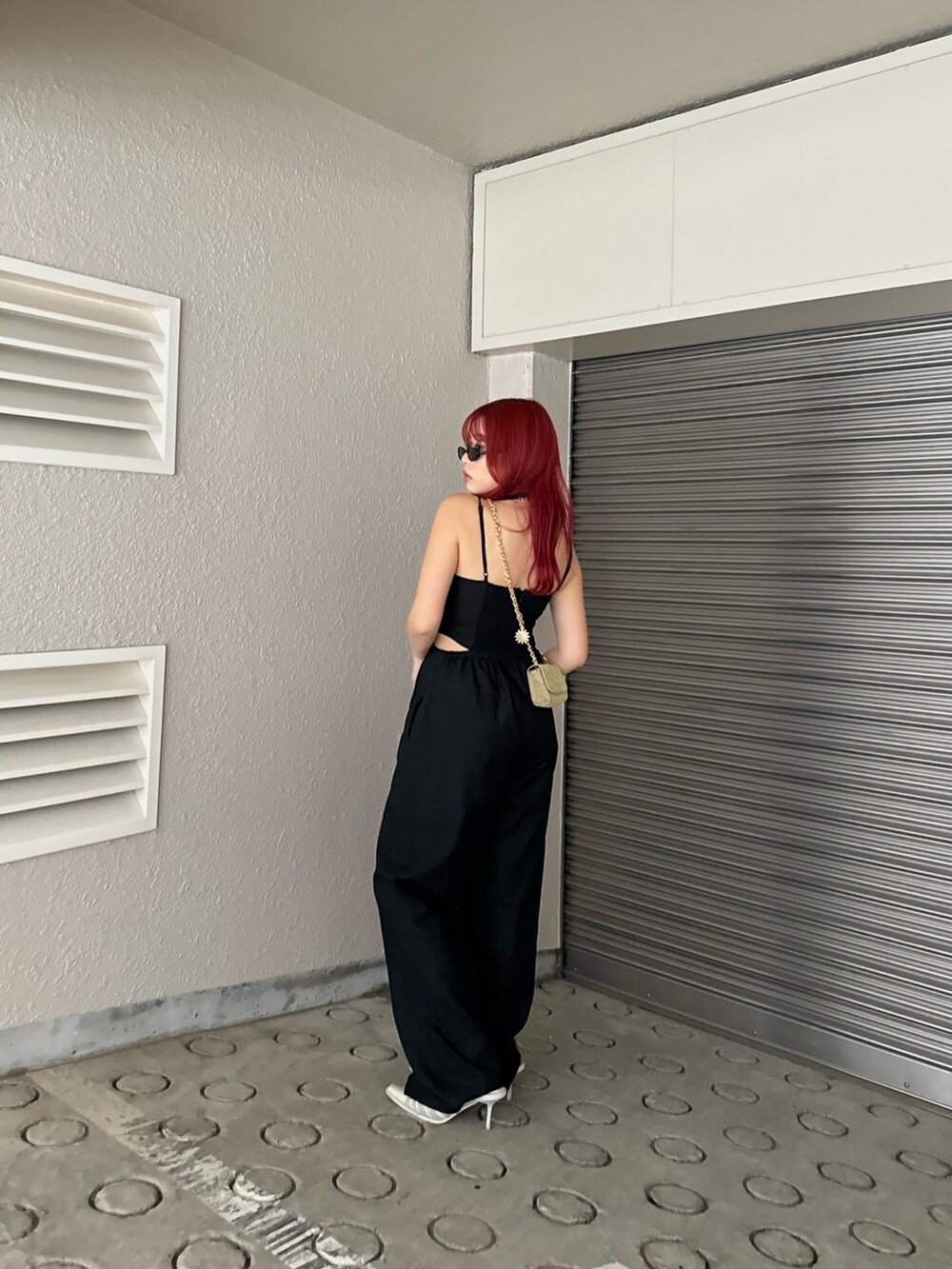 イエロー系のショルダーバッグ、ブラック系のつなぎ/オールインワンを着用したレディースの春コーディネートの2枚目の写真