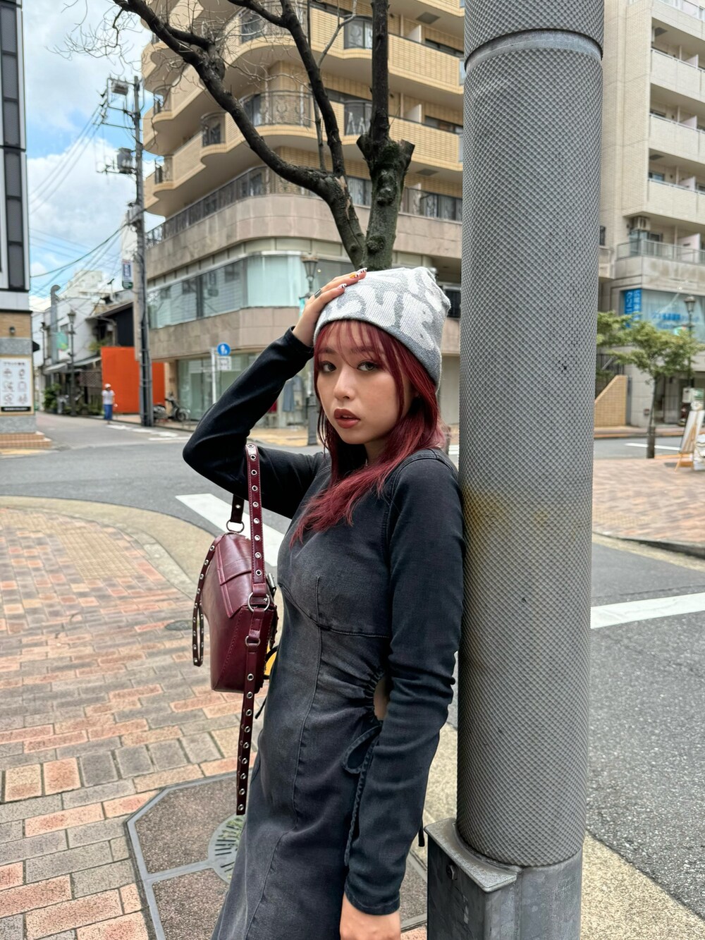 ブラック系のワンピース、ブラック系のブーツを着用したレディースの夏コーディネートの3枚目の写真