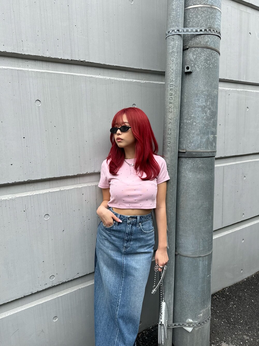 ピンク系のTシャツ/カットソー、ホワイト系のサンダル、シルバー系のショルダーバッグを着用したレディースの春コーディネートの4枚目の写真