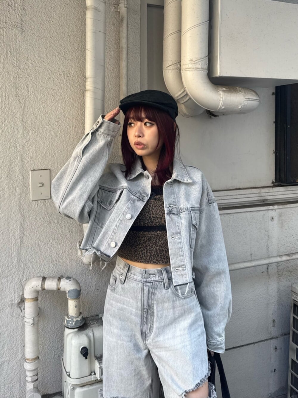 ブラック系のサンダル、その他のTシャツ/カットソー、グレー系のデニムジャケットを着用したレディースの冬コーディネートの4枚目の写真