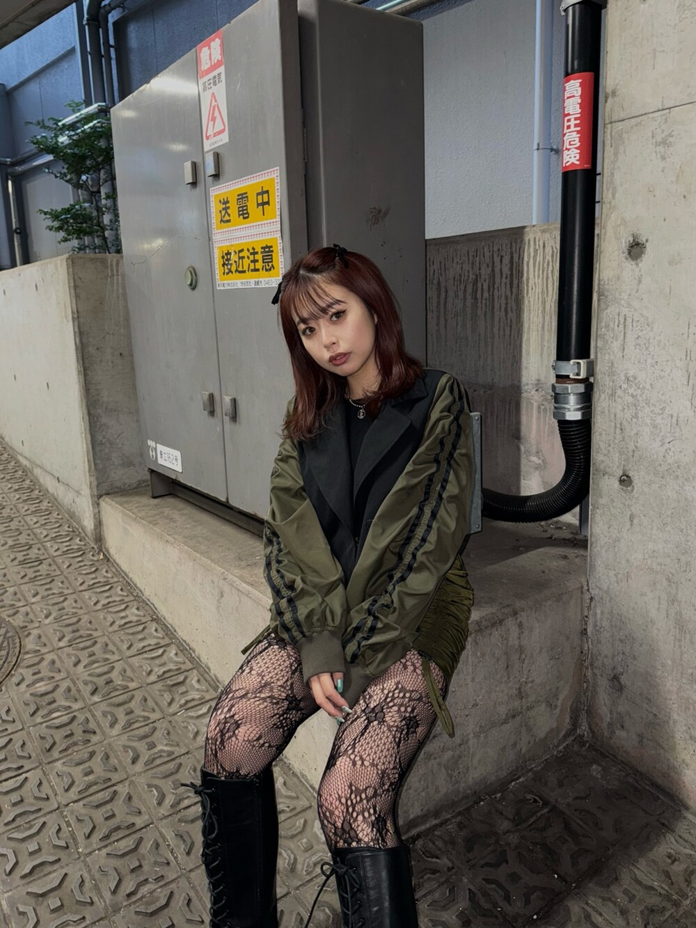 ブラック系のTシャツ/カットソー、ブラック系のテーラードジャケット、ベージュ系のスカートを着用したレディースの冬コーディネートの3枚目の写真