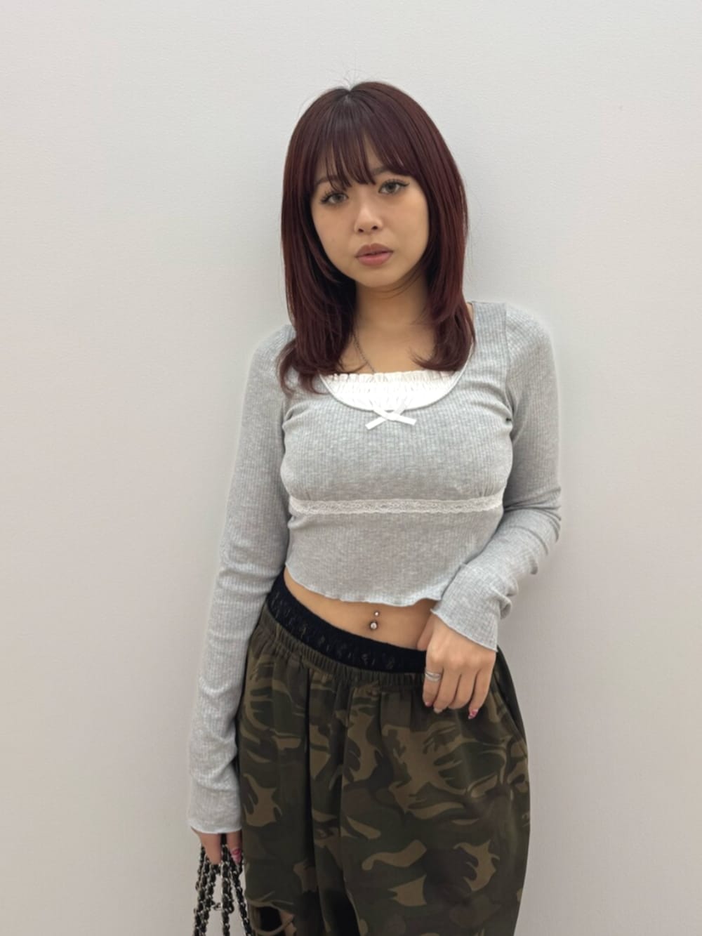 ブラック系のショルダーバッグ、ブラック系のパンプス、その他のスウェットパンツを着用したレディースの冬コーディネートの4枚目の写真