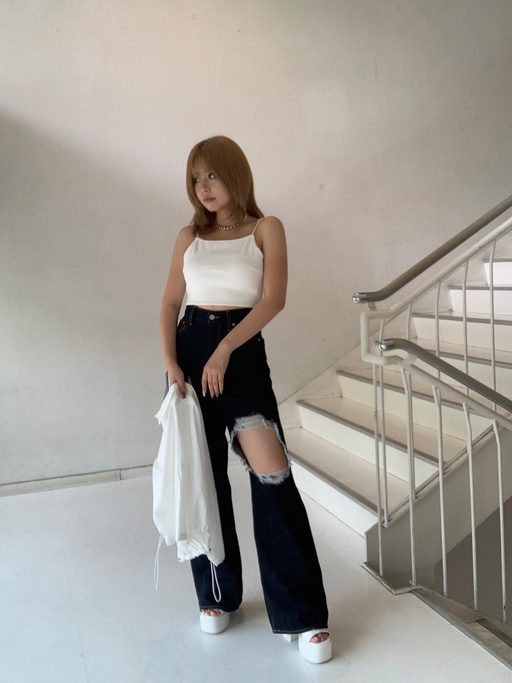 ホワイト系のサンダル、ブルー系のデニムパンツ、ホワイト系のシャツ/ブラウスを着用したレディースの夏コーディネートの3枚目の写真