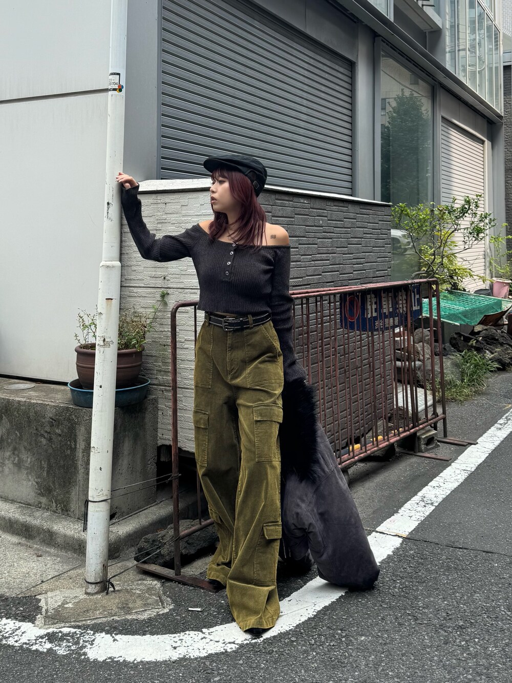 ブラック系のニット/セーター、グリーン系のその他パンツ、ブラック系のハンチング/ベレー帽を着用したレディースの秋コーディネートの3枚目の写真