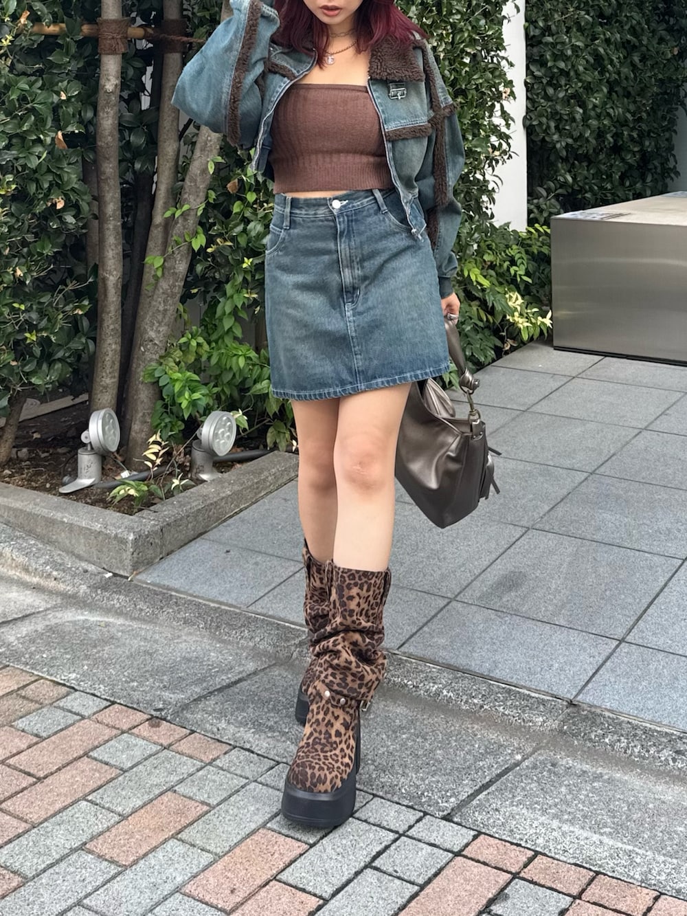 ブルー系のブルゾン、ブルー系のニット/セーター、ブルー系のデニムスカートを着用したレディースの秋コーディネートの3枚目の写真