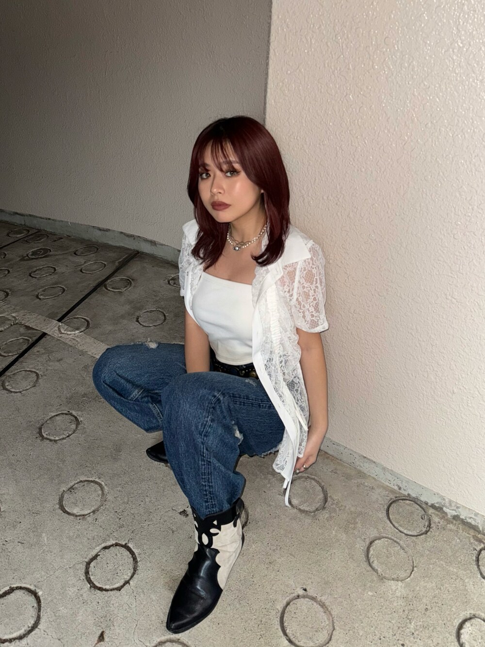 ホワイト系のキャミソール、ホワイト系のシャツ/ブラウス、ブルー系のデニムパンツを着用したレディースの春コーディネートの4枚目の写真