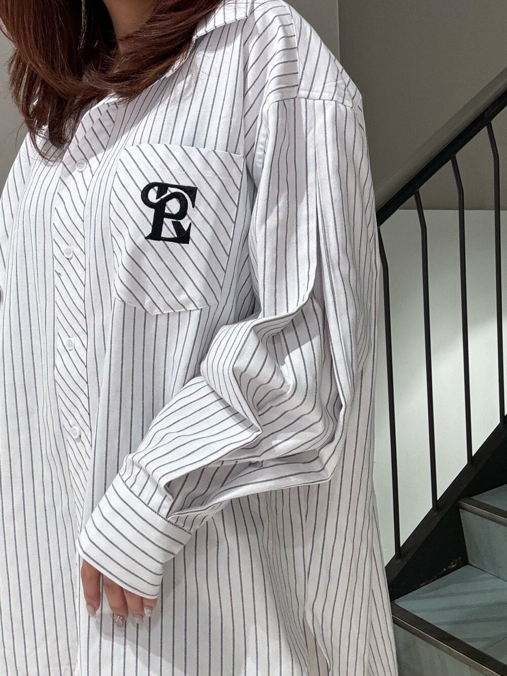 ホワイト系のシャツ/ブラウス、ブラック系のブーツを着用したレディースの冬コーディネートの5枚目の写真