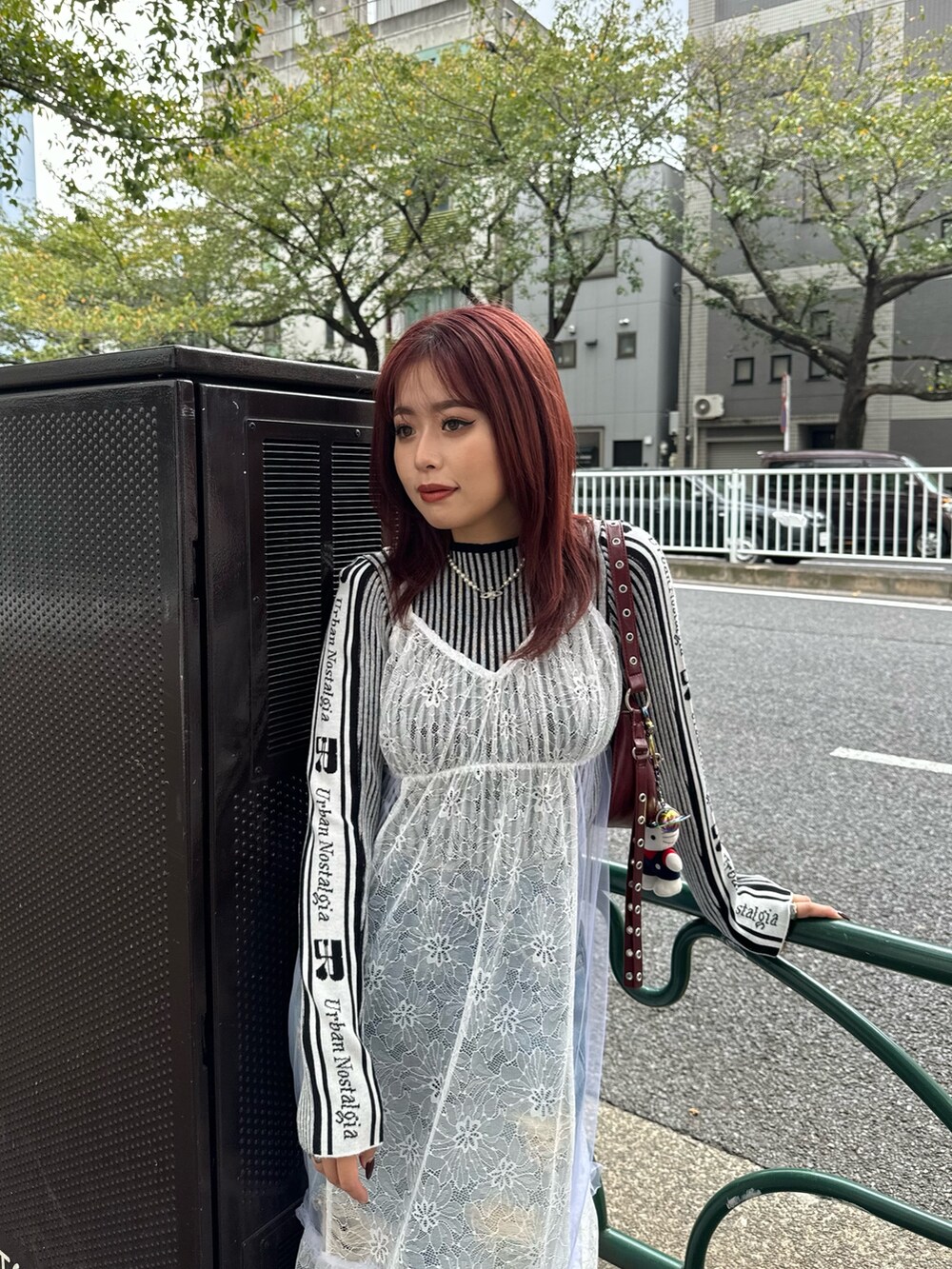 ホワイト系のニット/セーター、ホワイト系のワンピース、ブルー系のデニムパンツを着用したレディースの秋コーディネートの3枚目の写真