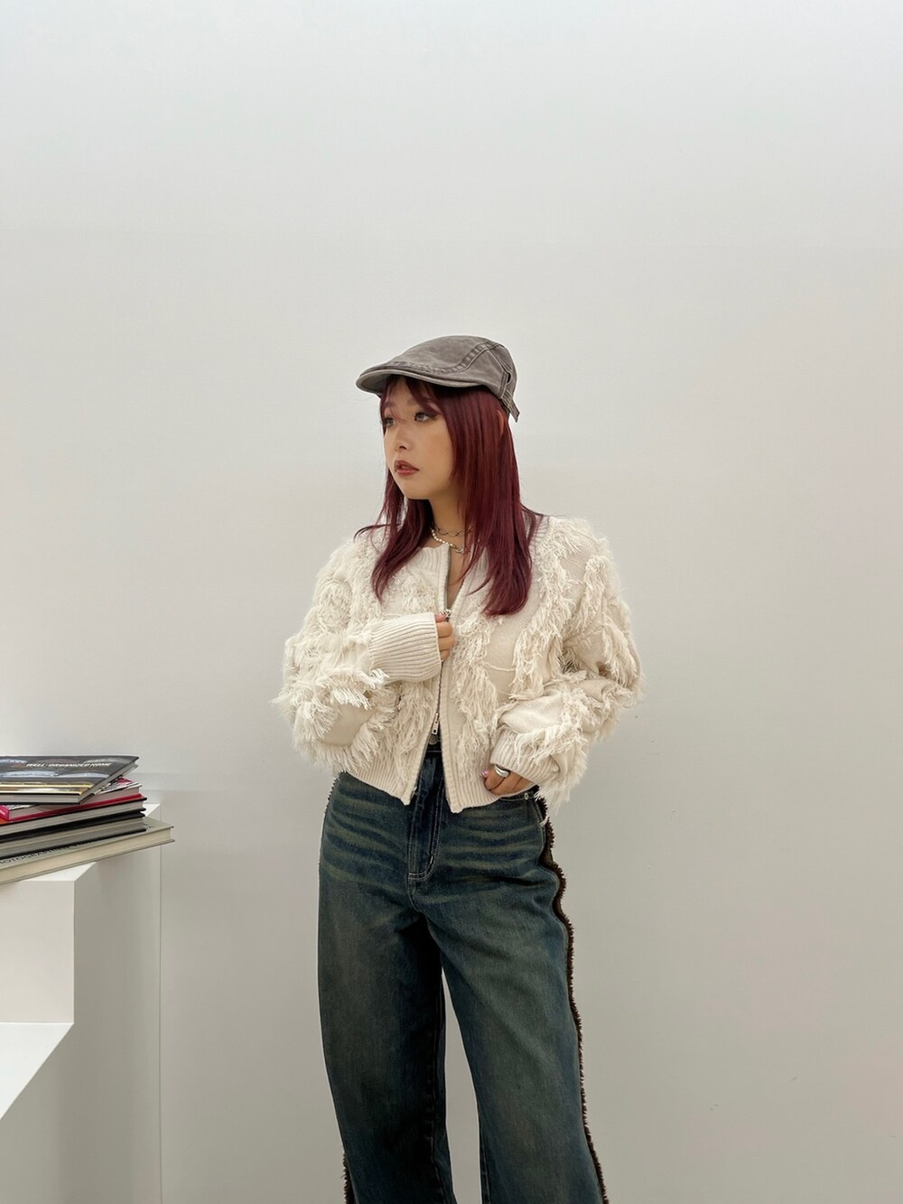 ホワイト系のニット/セーター、ブルー系のデニムパンツ、ブラウン系のローファーを着用したレディースの夏コーディネートの3枚目の写真