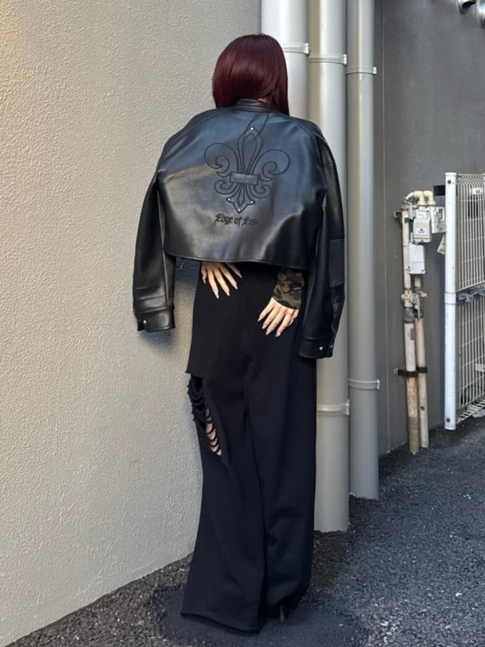 ブラック系のサンダル、ブラック系のブルゾン、その他のTシャツ/カットソーを着用したレディースの冬コーディネートの3枚目の写真