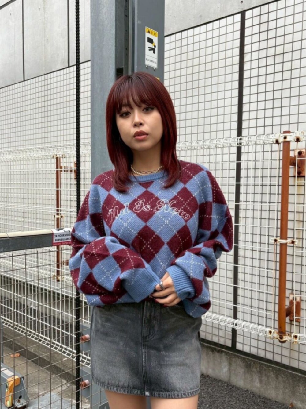 ブラック系のブーツ、ブルー系のニット/セーター、ブラック系のデニムスカートを着用したレディースの秋コーディネートの4枚目の写真