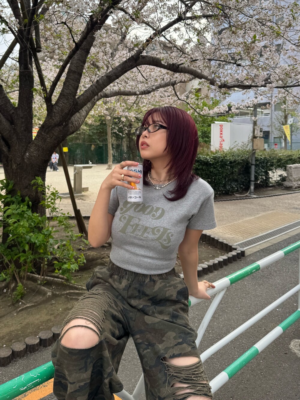 グレー系のTシャツ/カットソー、グリーン系のスウェットパンツ、レッド系のスニーカーを着用したレディースの春コーディネートの3枚目の写真