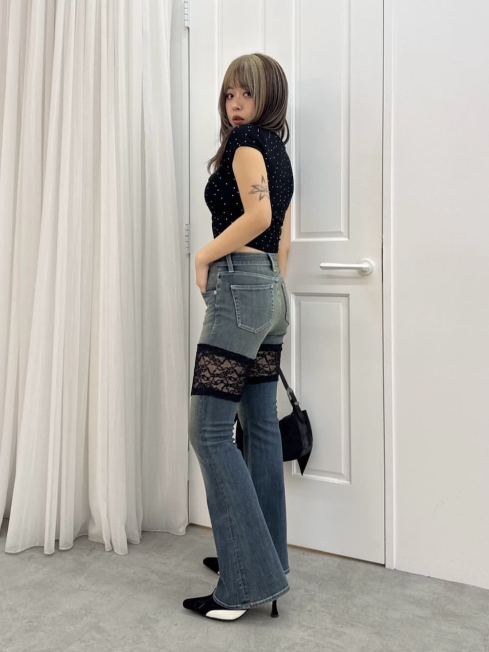 ブラック系のハンドバッグ、その他のTシャツ/カットソー、ブルー系のデニムパンツを着用したレディースの夏コーディネートの2枚目の写真
