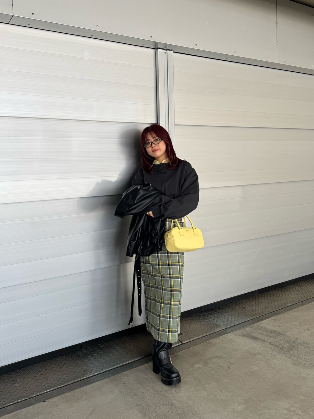 イエロー系のシャツ/ブラウス、ブラック系のスウェット、ブラック系のライダースジャケットを着用したレディースの冬コーディネートの5枚目の写真