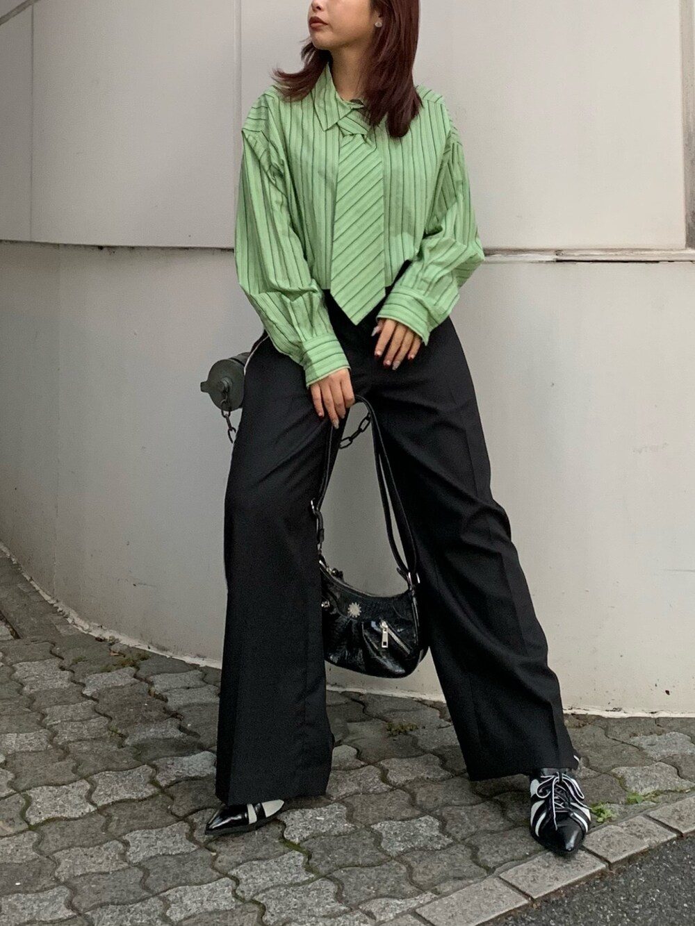 グリーン系のシャツ/ブラウス、ブラック系のその他パンツ、ブラック系のショルダーバッグを着用したレディースの冬コーディネートの2枚目の写真