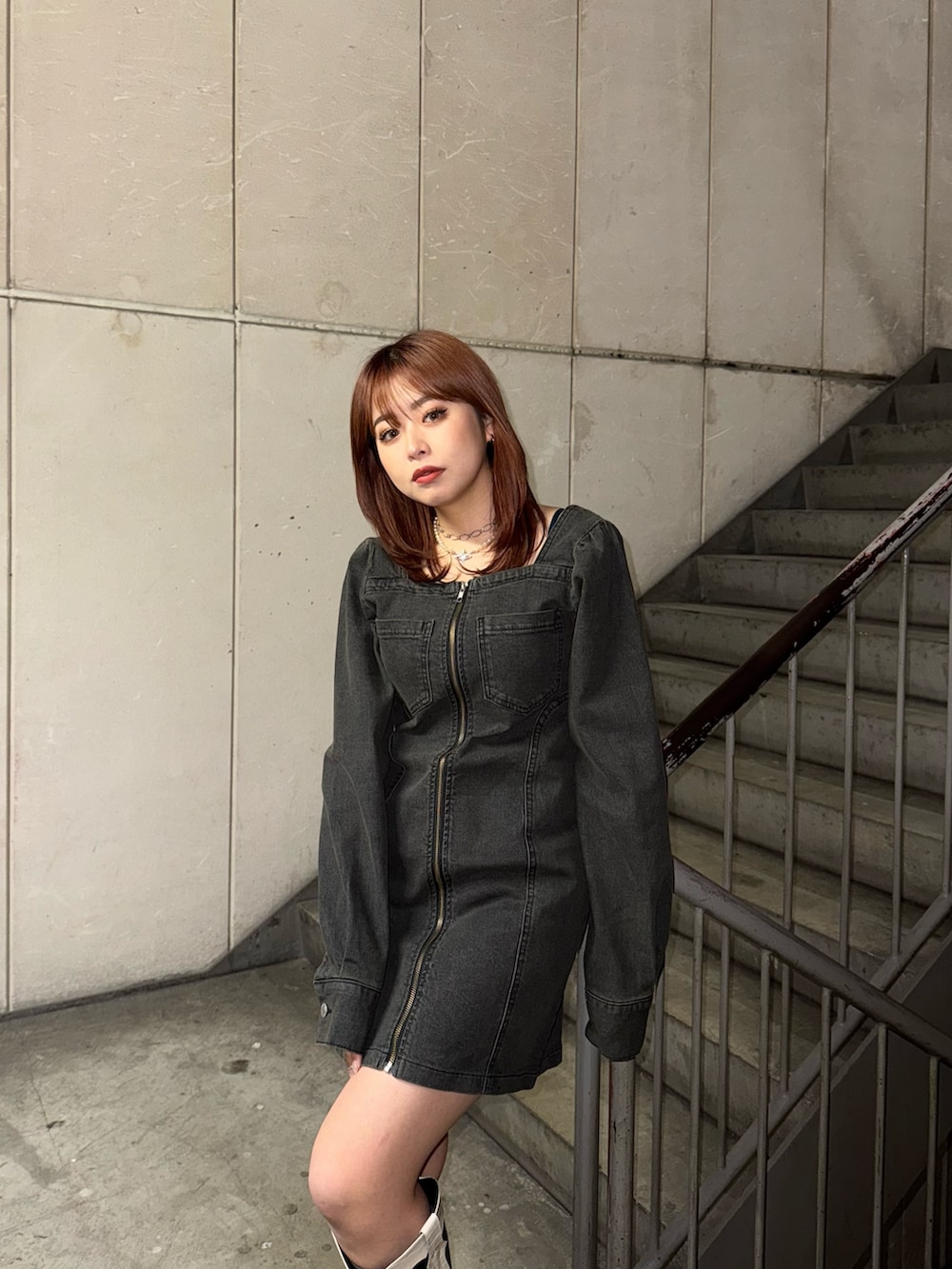 ブラック系のワンピース、その他のブーツを着用したレディースの冬コーディネートの3枚目の写真