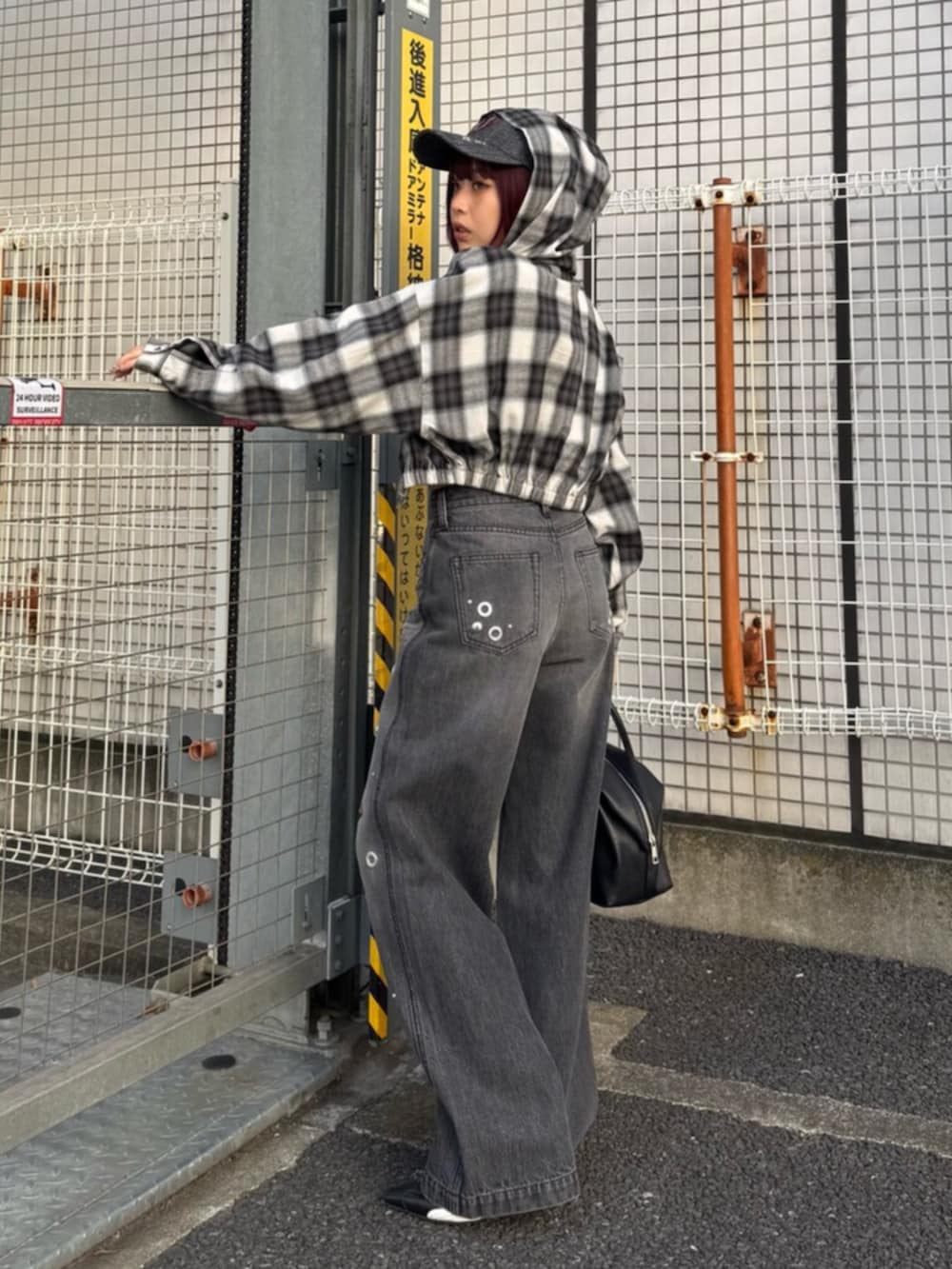 ブラック系のボストンバッグ、ブラック系のパンプス、ブラック系のニット/セーターを着用したレディースの冬コーディネートの3枚目の写真