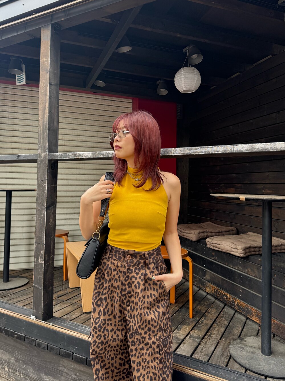 その他のその他パンツ、イエロー系のTシャツ/カットソー、ブラック系のハンドバッグを着用したレディースの春コーディネートの4枚目の写真