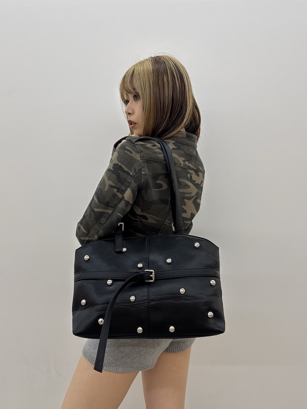 グレー系のその他パンツ、ブラック系のハンドバッグ、ブラック系のブーツを着用したレディースの秋コーディネートの5枚目の写真