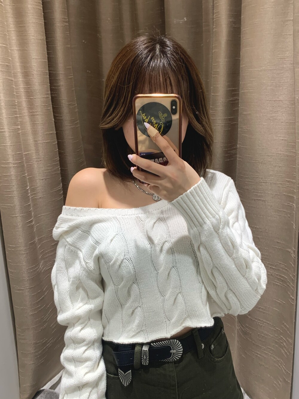 ホワイト系のカーディガン/ボレロ、グリーン系のデニムパンツ、ブラック系のブーツを着用したレディースの冬コーディネートの2枚目の写真