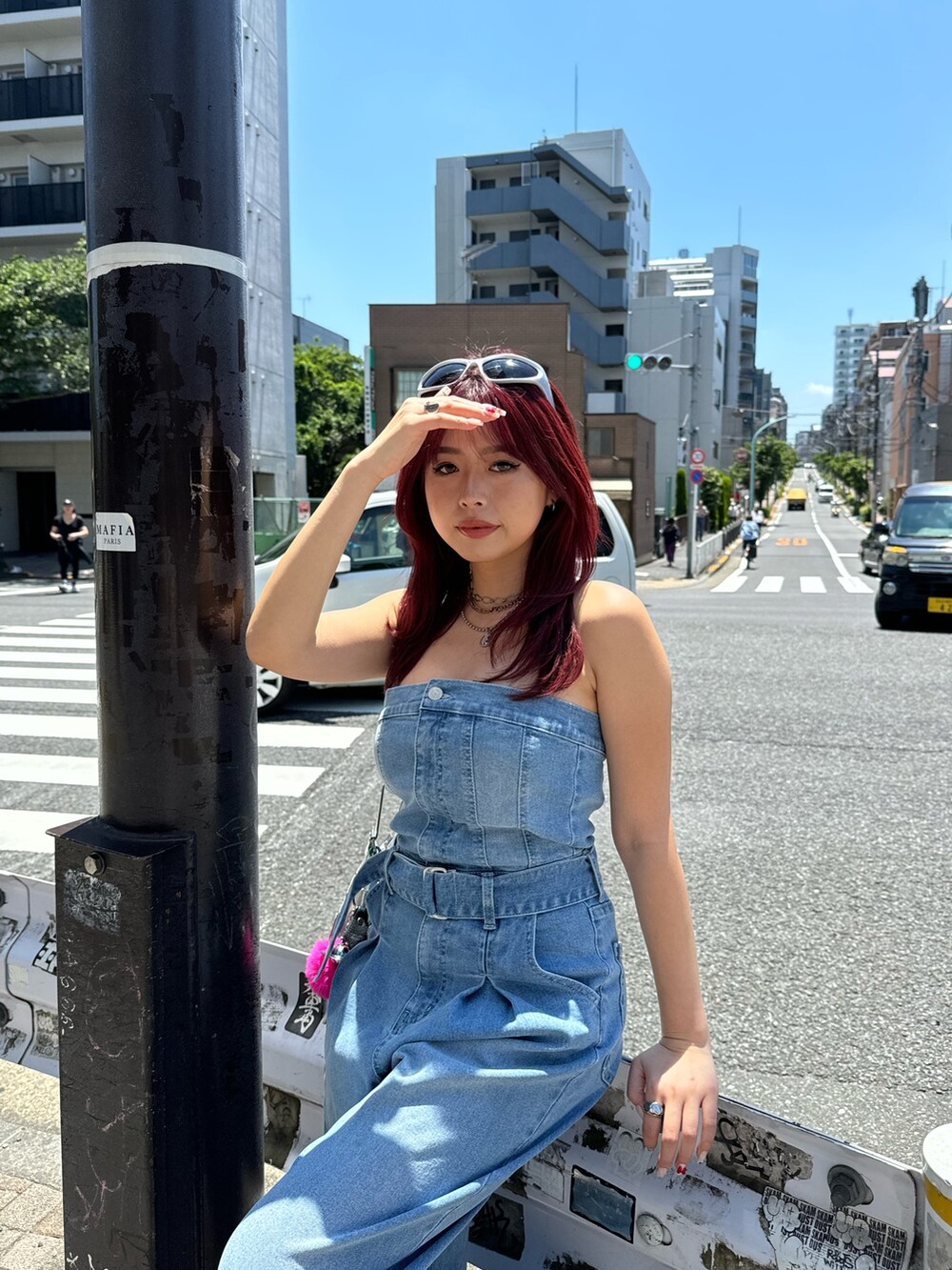 ブルー系のつなぎ/オールインワン、ブルー系のサンダルを着用したレディースの夏コーディネートの3枚目の写真