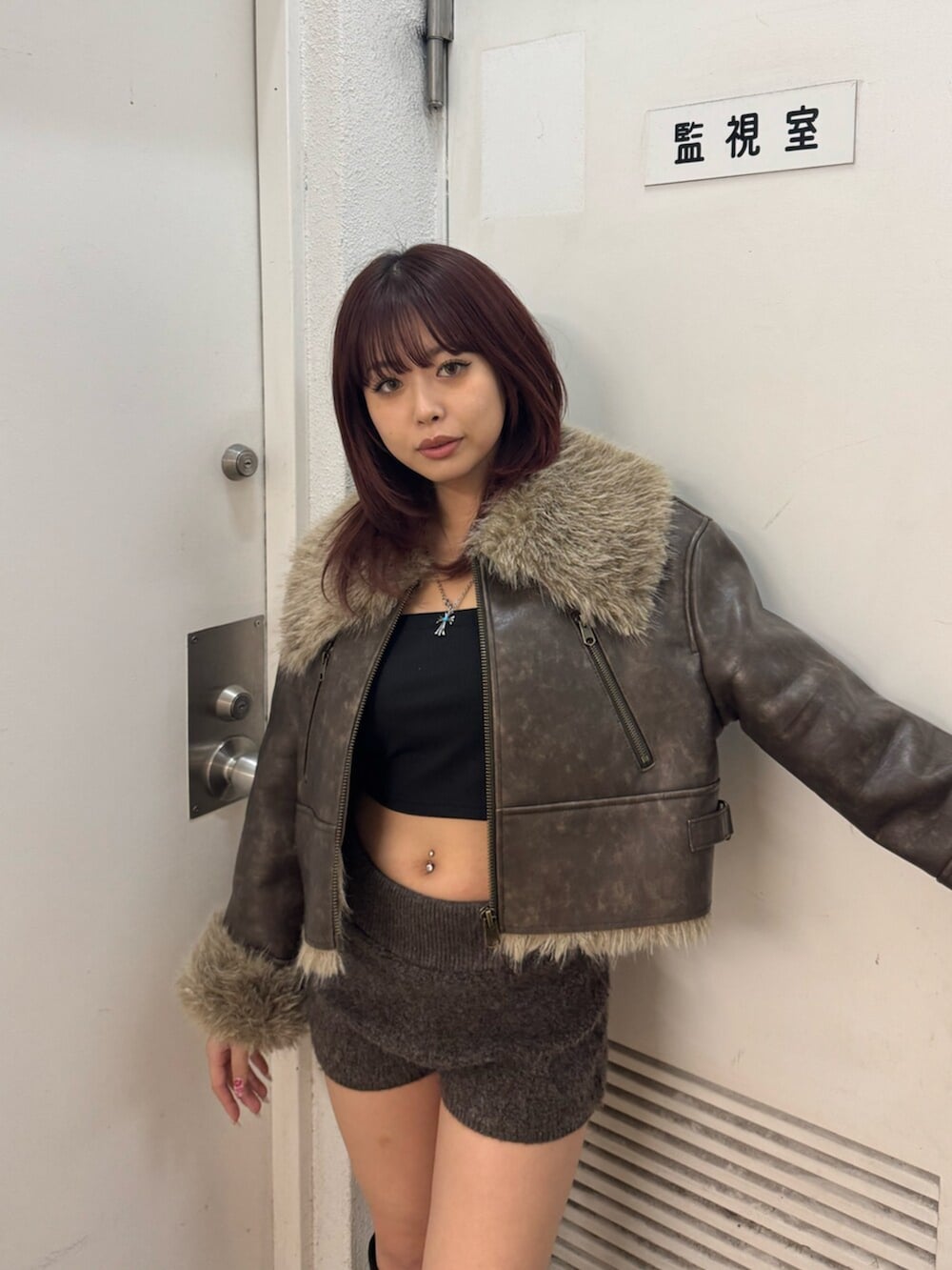 ブラウン系のブルゾンを着用したレディースの冬コーディネートの4枚目の写真