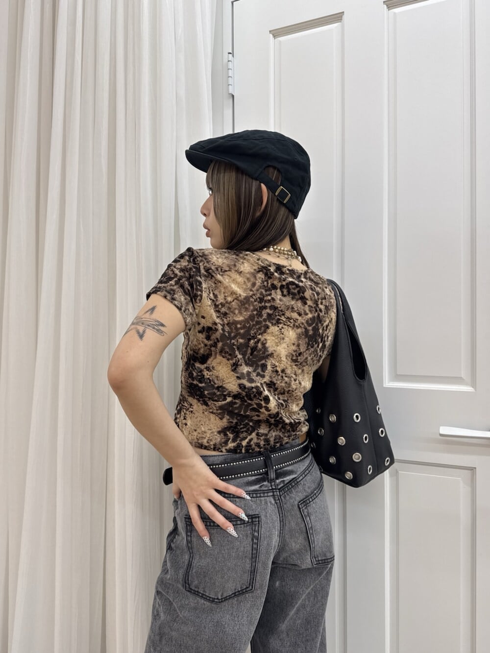 ブラック系のデニムパンツ、ブラウン系のTシャツ/カットソーを着用したレディースの夏コーディネートの5枚目の写真