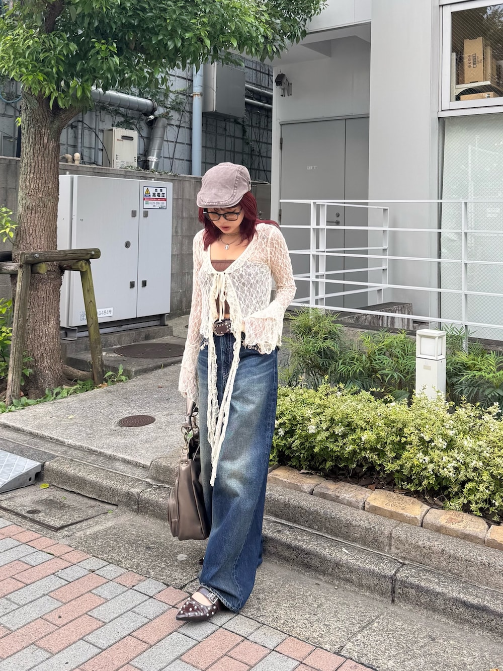 ブルー系のニット/セーター、ホワイト系のTシャツ/カットソー、ゴールド系のハンドバッグを着用したレディースの秋コーディネートの2枚目の写真