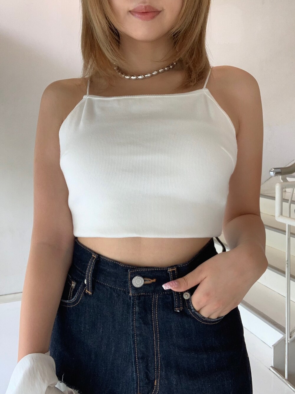 ホワイト系のサンダル、ブルー系のデニムパンツ、ホワイト系のシャツ/ブラウスを着用したレディースの夏コーディネートの5枚目の写真